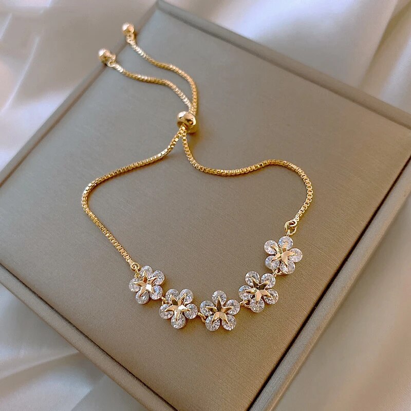 Luxe Gouden Kristallen Bloemenarmband - Rosalind