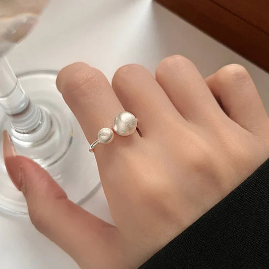 Geborstelde Zilveren Ring met Verbonden Parels - Elara